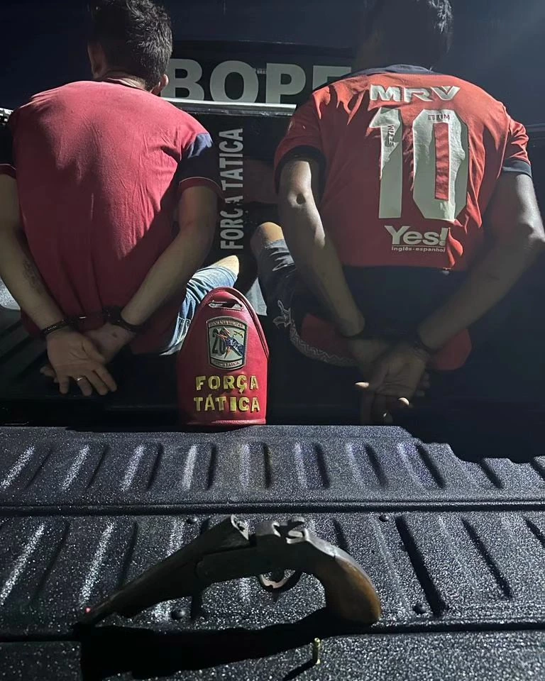 Dupla é presa com com arma de fogo e munição após tentativa de homicídio
