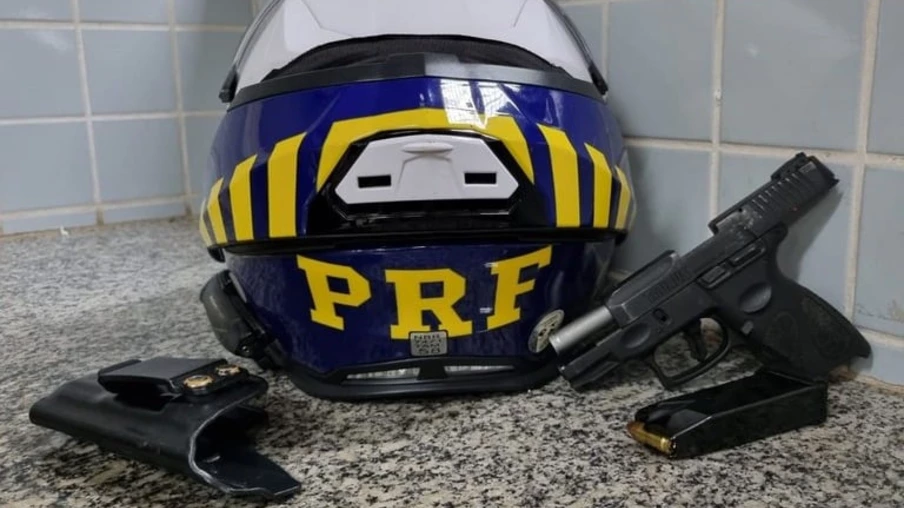 PRF prende suspeito com arma de fogo e um carro roubado