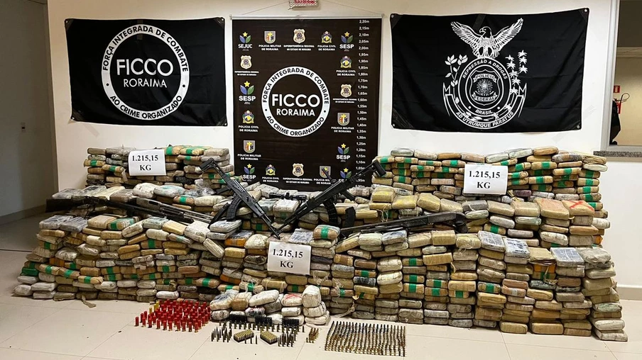 Polícia Federal realiza apreensão de mais de 1 tonelada de drogas e um arsenal com armas de guerra em Roraima