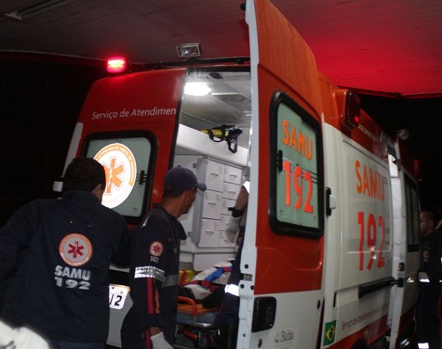 Adolecente de 15 anos dá uma facada em seu padastro para defender sua mãe de agressão