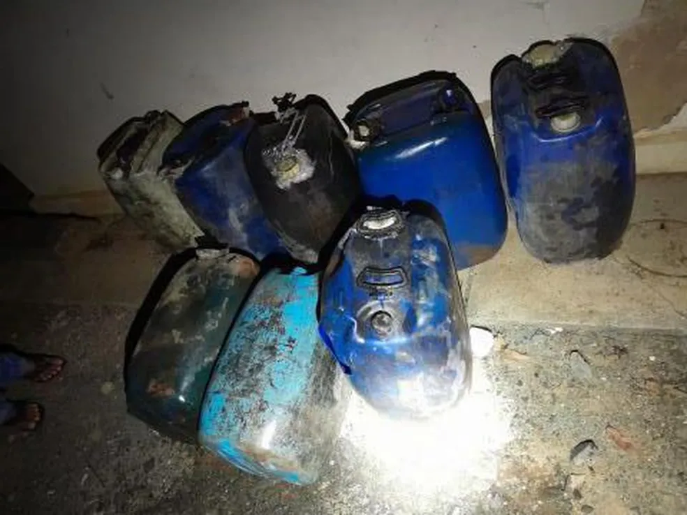 Homem é preso após capotar carro com galões de combustível, suspostamente para levar a região do garimpo na vila do samaúma 