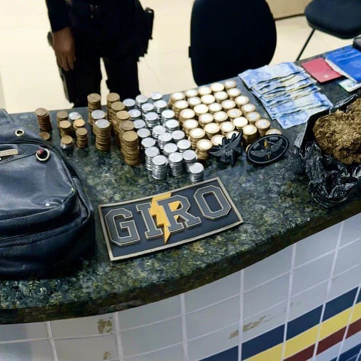 Polícia prende suspeitos com drogas, dinheiro, balança de precisão, lista com anotações de vendas e materiais usado para embalar entorpecentes