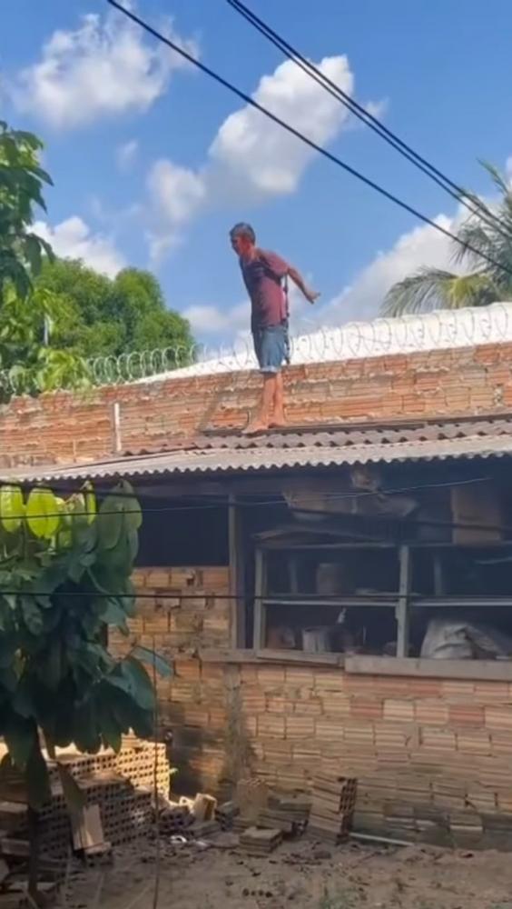 Homem é agredido pela população após tentativa de furto no Bairro Senador Hélio Campos