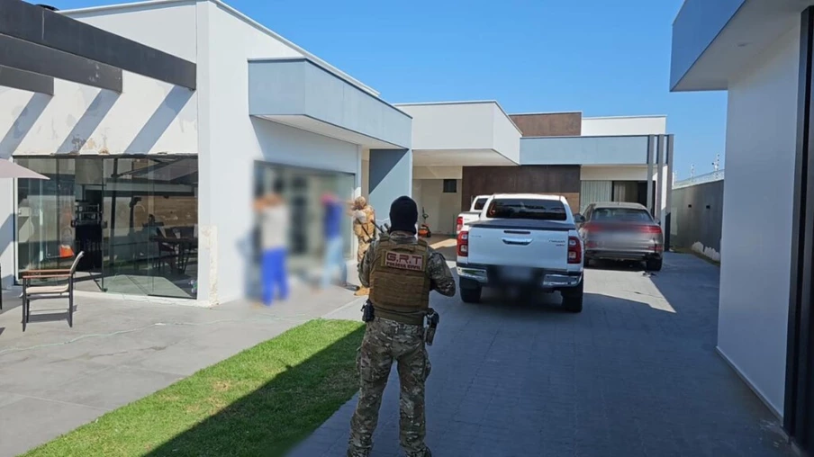 Ação da Polícia Civil de Roraima contra o tráfico de drogas resulta na prisão de três suspeitos, apreensão de armas, veículos e joias