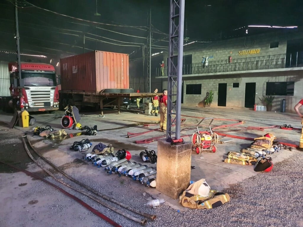 Incêndio devasta galpão de transportadora em Boa Vista 