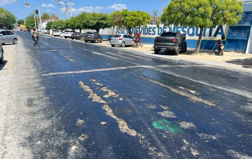 Onda de calor no Ceará Derrete asfalto e pneus grudam no chão