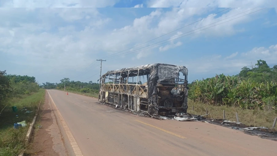 Veja o vídeo: Ônibus de equipe de corrida do Amazonas pega fogo na BR-174 após competição no Tepequém