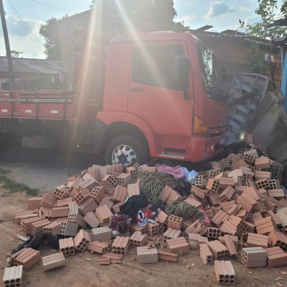 Caminhão bate em residência, após jovem se jogar dele em movimento para fugir da policia