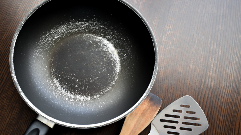 Um simples arranhão em panelas de teflon libera milhões de partículas