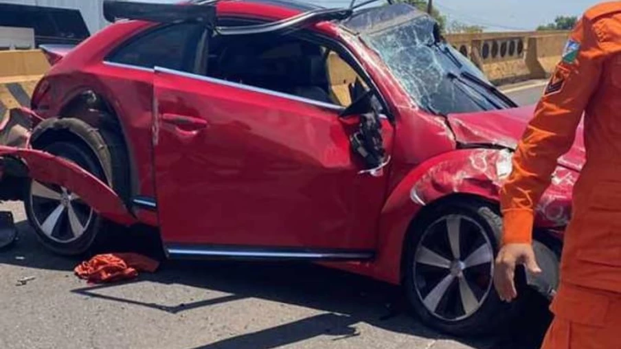 Motorista perde controle do carro, atinge barreira de viaduto e capota em Boa Vista