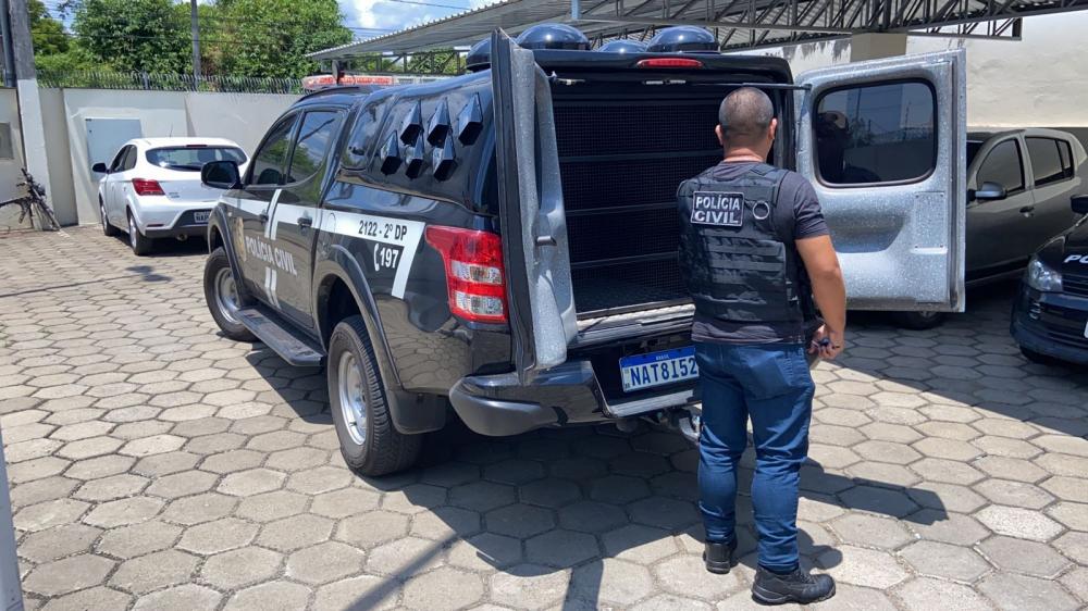 Pai, filho e adolecente são presos em flagrante após assaltarem idosa no Paraviana