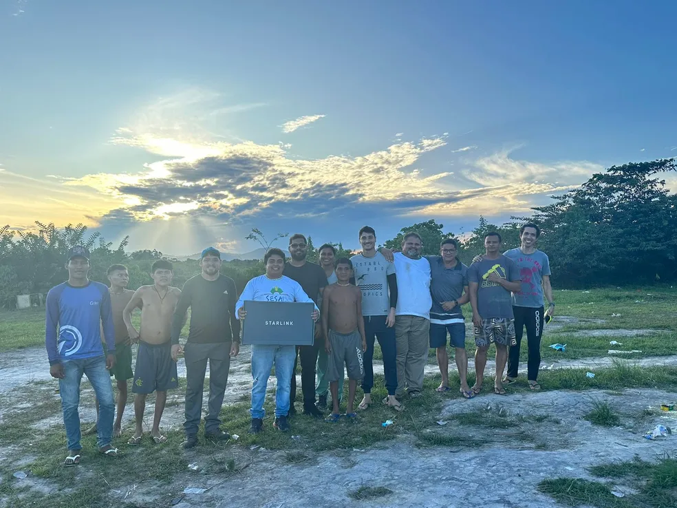 Terra Yanomami recebe primeira antena de internet via satélite de empresa de Elon Musk
