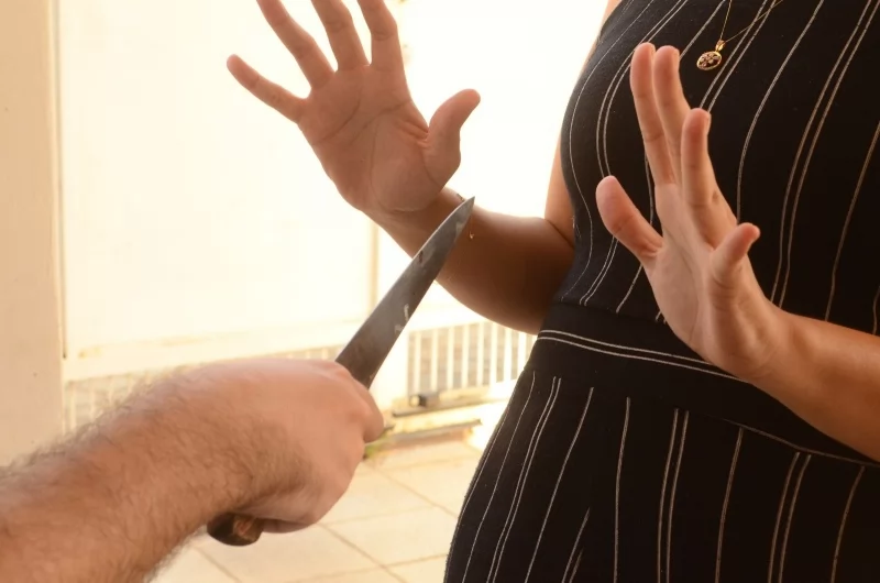 Idoso é preso suspeito de esfaquear jovem 