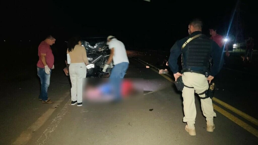 Colisão frontal entre moto e caminhonete mata dois homens na BR-174