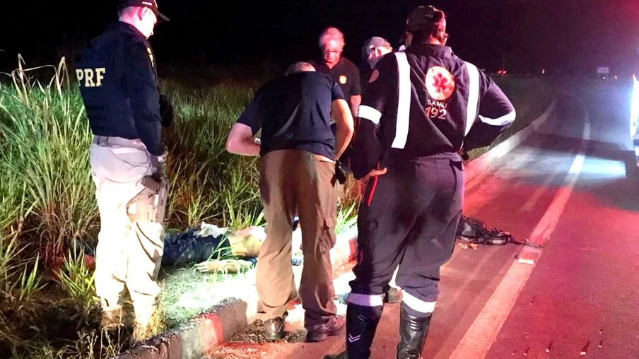 Motociclista colide com defensa na BR 401 e morre no local