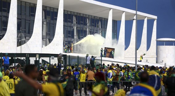 Manifestante que entregou Constituição à PF diz que portas do STF pareciam abertas no domingo