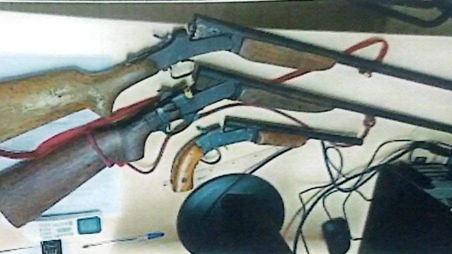 Jovem é preso após agredir e ameaçar o próprio pai com arma de fogo em fazenda