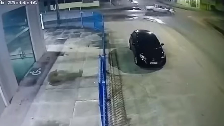 Condutor e passageira são arremessados cerca de oito metros, em acidente na Avenida Princesa Isabel