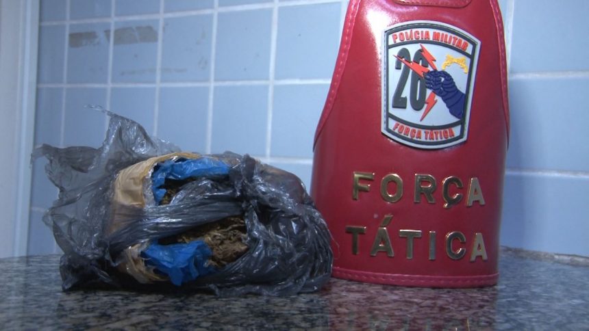 Homem é detido com 500 gramas de maconha e quebrar o celular do policial durante ação