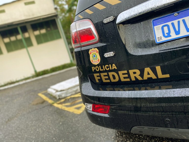 Polícia Federal realiza escolta de grande quantia de dinheiro do Banco Central pelas ruas de Manaus 