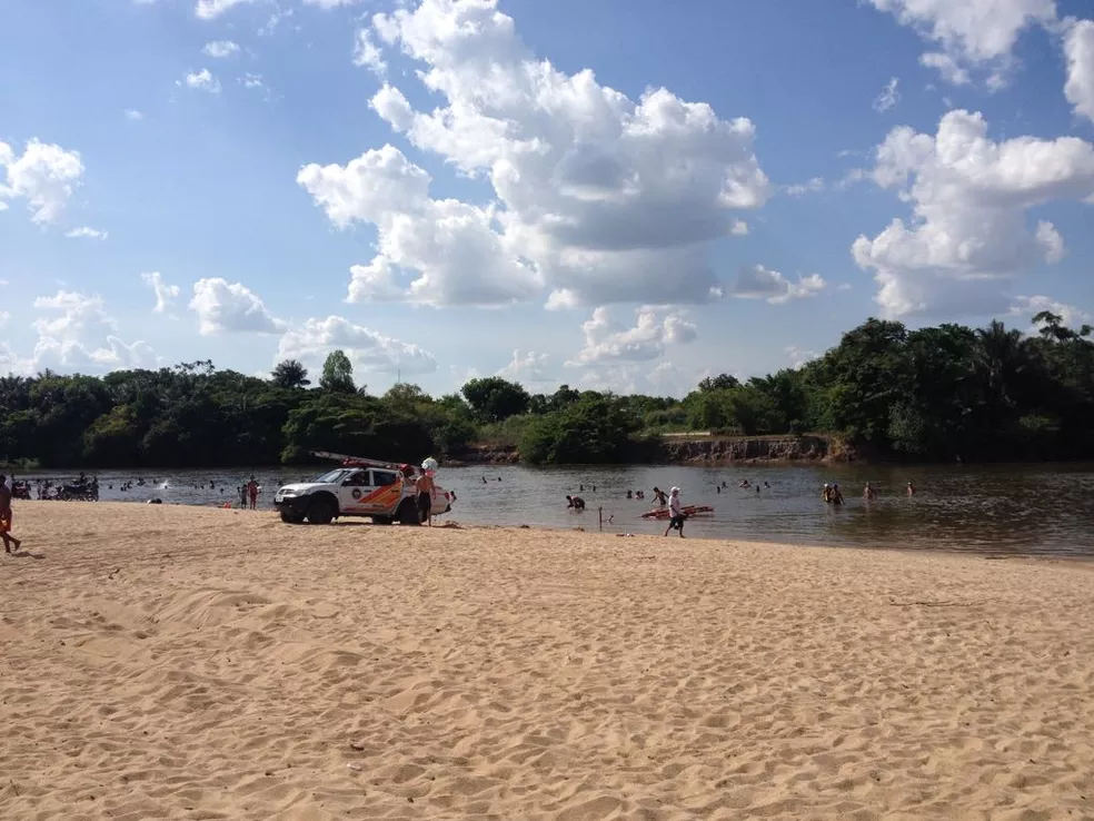 Bombeiros resgatam mulher arrastada pela correnteza no Rio Cauamé