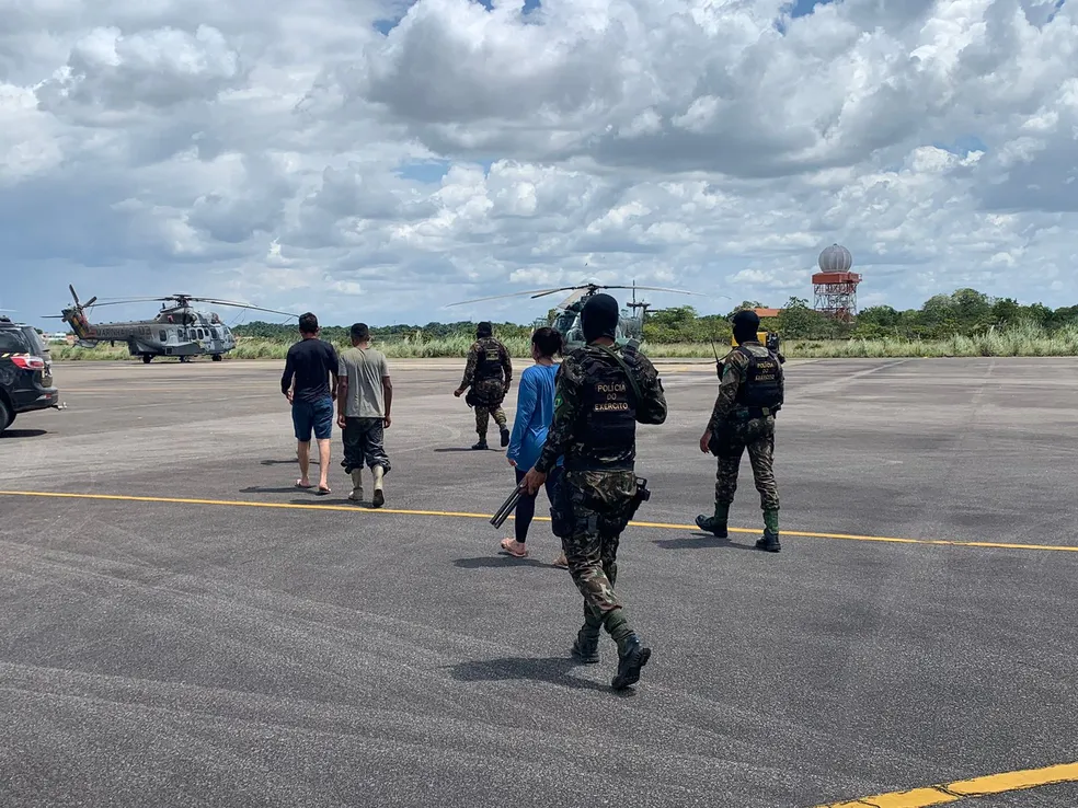 Cinco pessoas foram detidas, com cassiterita, ouro, armas e drogas em garimpo ilegal na Terra Indígena Yanomami