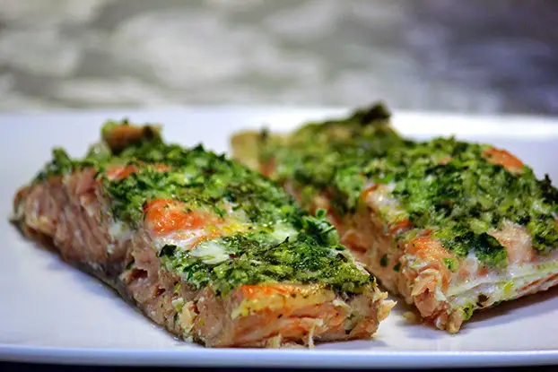 Salmão Grelhado com Molho de Ervas Frescas